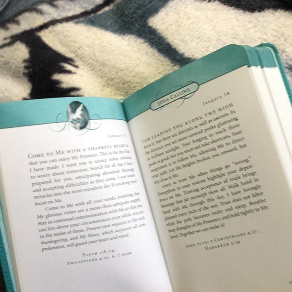 Daily devotion book - Picture 2 of 2